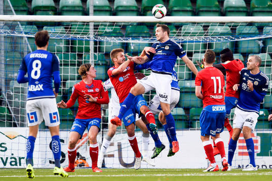 Sundsvalls Jon Gudni Fjoluson gör 1-0 på nick