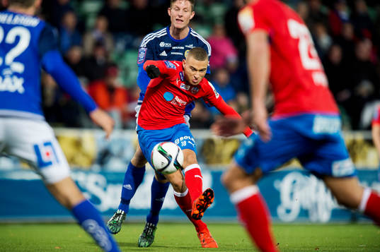 Helsingborgs Jordan Larsson skjuter ett skott