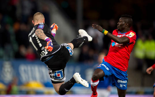Sundsvalls målvakt Tommy Naurin Helsingborgs Lalawélé