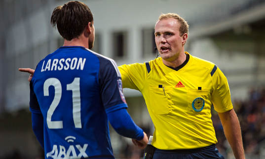 Sundsvalls Eric Larsson pratar med domare Patrik Eriksson