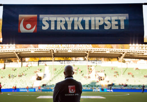 Fjärdedomaren tittar ut på planen innan fotbollsmatchen i