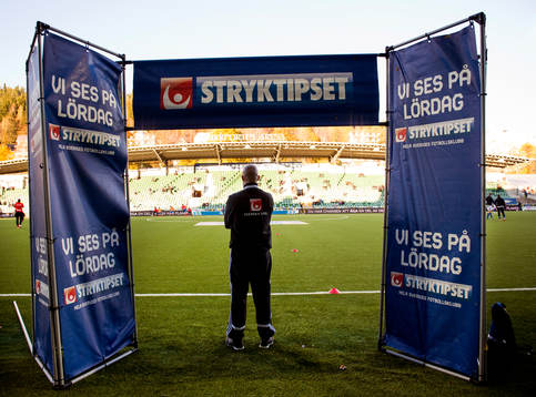 Fjärdedomaren tittar ut på planen innan fotbollsmatchen i