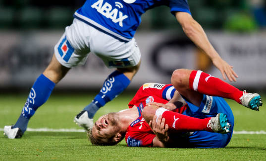 Helsingborgs Johan Mårtensson har ont i sitt knä