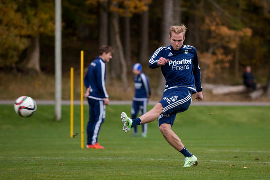 IFK Göteborgs Gustav Engvall skjuter ett skott