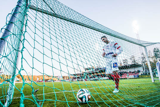 Assyriskas David Durmaz hämtar bollen i målet