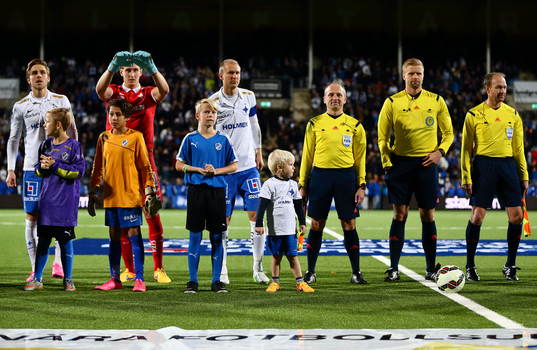 Norrköpings Andreas Johansson med sin son på line-up
