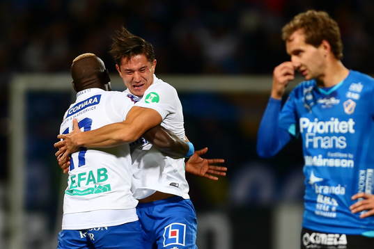 Norrköpings Nikola Tkalcic firar med Alhaji Kamara