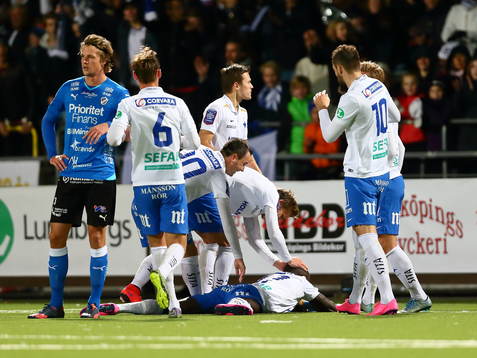 Norrköping firar 3-0-målet, underst ligger målgöraren