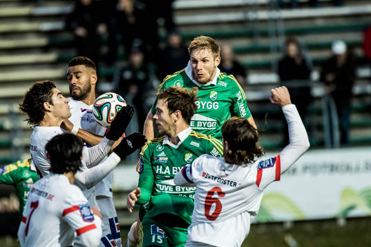 Ljungskiles Steven Old och Alexander Mellqvist nickar en