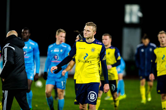 Ängelholms Piotr Johansson lämnar planen