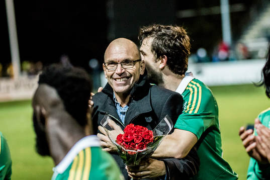 Ljungskiles tränare Tor-Arne Fredheim får blommor och en