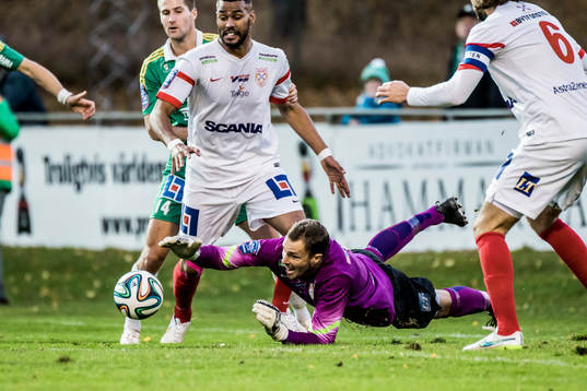 Assyriskas målvakt Robin Malmkvist räddar