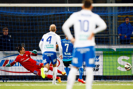 Halmstads Junes Barny gör 3-1 på straff