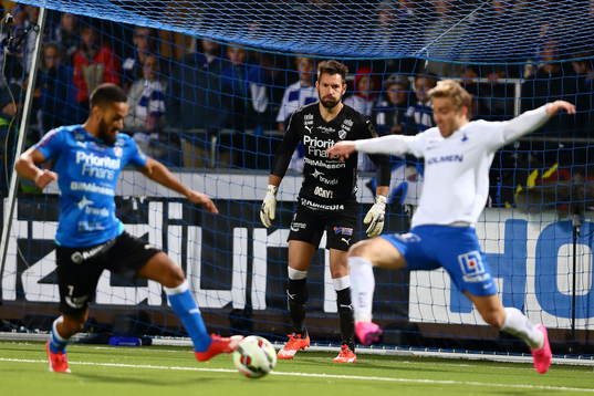 Halmstads målvakt Stojan Lukic ser på när Halmstads