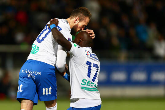Norrköpings Emir Kujovic och Alhaji Kamara firar Emir