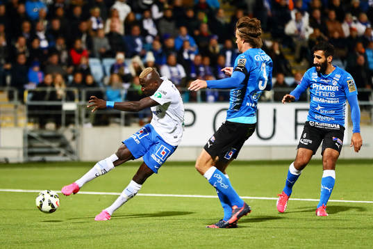Norrköpings Alhaji Kamara skjuter in 1-0-målet