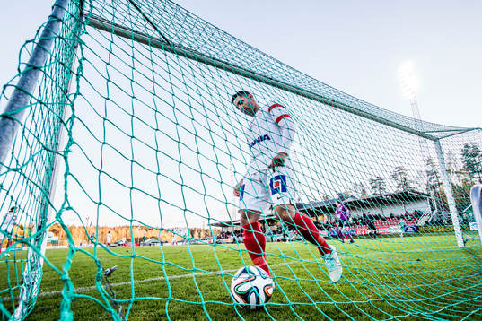 Assyriskas David Durmaz hämtar bollen i målet