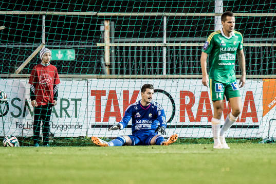 Ljungskiles målvakt Ivo Vazgec  och Gabriel