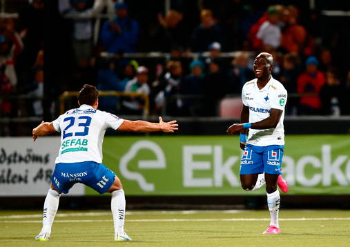 Norrköpings David Boo Wiklander och Alhaji Kamara jublar