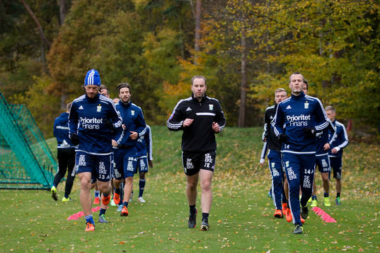 IFK Göteborg värmer upp, fr.v. Gustav Svensson,