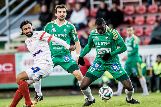 Ljungskiles Ken Sema med bollen