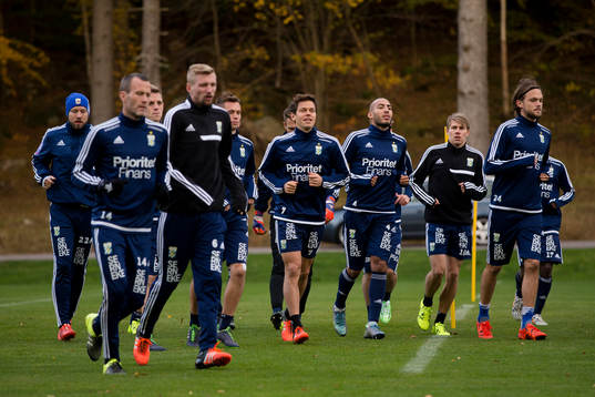 IFK Göteborg värmer upp, i mitten Mads Albaek och Haitam