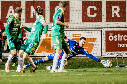 Ljungskiles målvakt Ivo Vazgec  räddar ett skott
