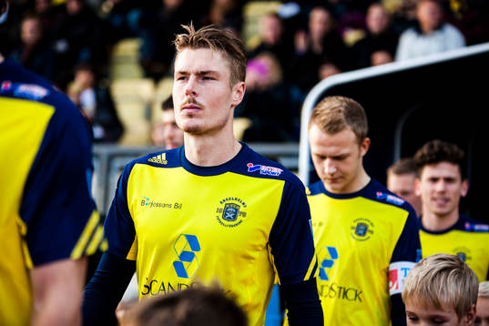 Ängelholms Marcus Bergholtz går in på planen