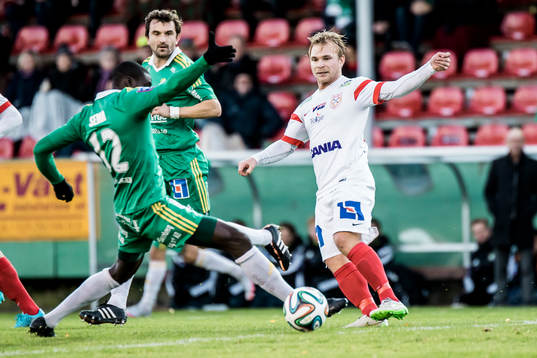 Assyriskas Christoffer Brandeborn passar förbi Ljungskiles