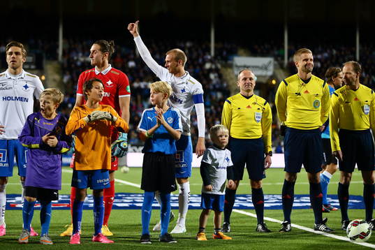 Norrköpings Andreas Johansson med sin son på line-up