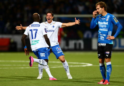 Norrköpings Nikola Tkalcic firar med Alhaji Kamara