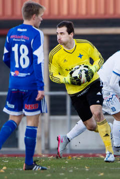 Luleås målvakt Vladimir Sudar gör en räddning