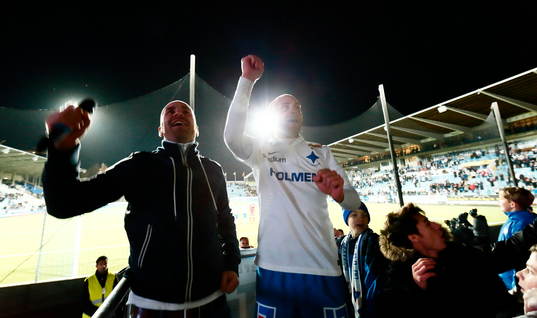 Norrköpings Daniel Sjölund sjunger med