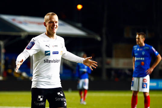 Örebros Daniel Gustavsson firar