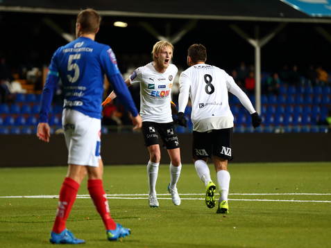 Örebros Kalle Holmberg jublar med målgörare Astrit