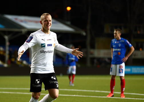 Örebros Daniel Gustavsson jublar