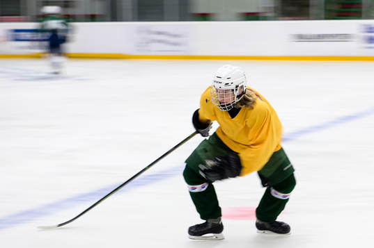 Jonathan Söderlund i Tingsryds U16 lag instrueras av sin