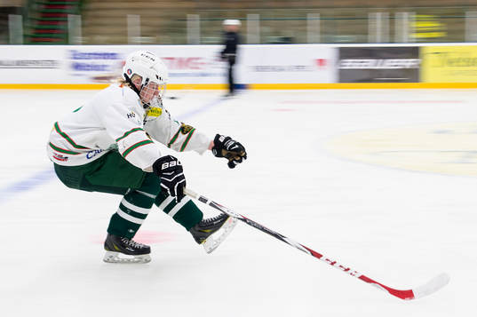 Emil Källström i Tingsryds U16 lag instrueras av sin