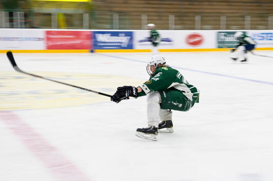 Ungdomar i Tingsryds U16 lag instrueras av sin tränare Ulf