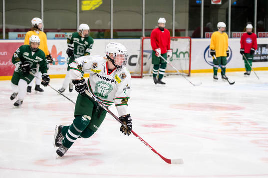 Emil Källström i Tingsryds U16 lag instrueras av sin