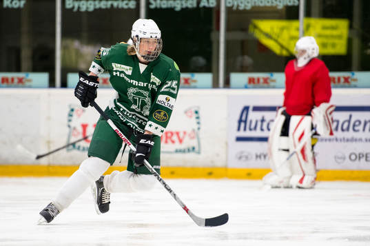 Anton Humble i Tingsryds U16 lag instrueras av sin tränare