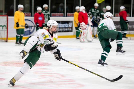 Anton Jernemyr i Tingsryds U16 lag instrueras av sin