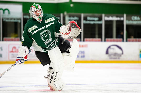 Målvakt Emil Cederlund  i Tingsryds U16 lag instrueras av