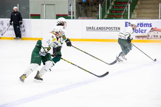 Ungdomar i Tingsryds U16 lag instrueras av sin tränare Ulf