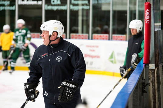 Ungdomar i Tingsryds U16 lag instrueras av sin tränare Ulf