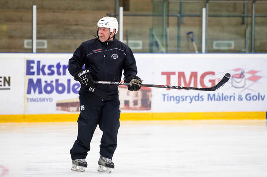 Ungdomar i Tingsryds U16 lag instrueras av sin tränare Ulf