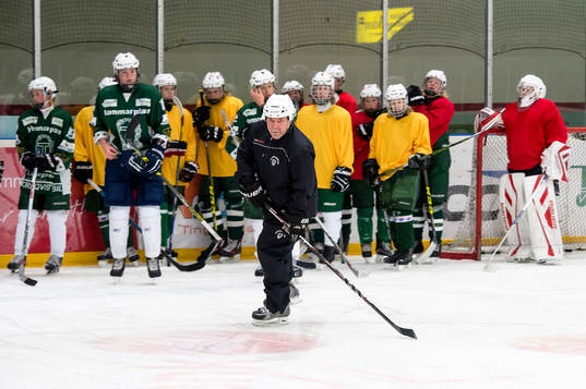 Ungdomar i Tingsryds U16 lag instrueras av sin tränare Ulf