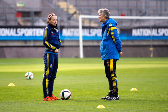 Sveriges Kosovare Asllani och förbundskapten Pia Sundhage