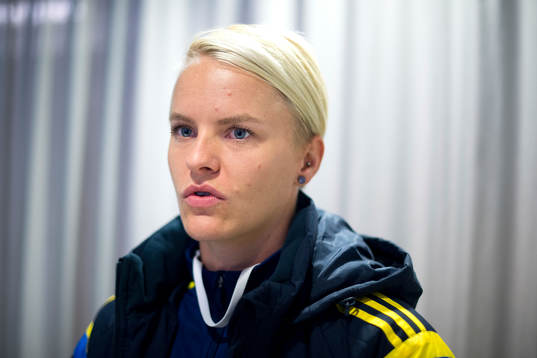 Sveriges Nilla Fischer bli intervjuad innan en träning med