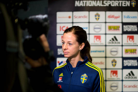 Sveriges Lotta Schelin bli intervjuad innan en träning med
